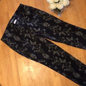 🦋Old Navy brand Black and White Floral Pant 🦋